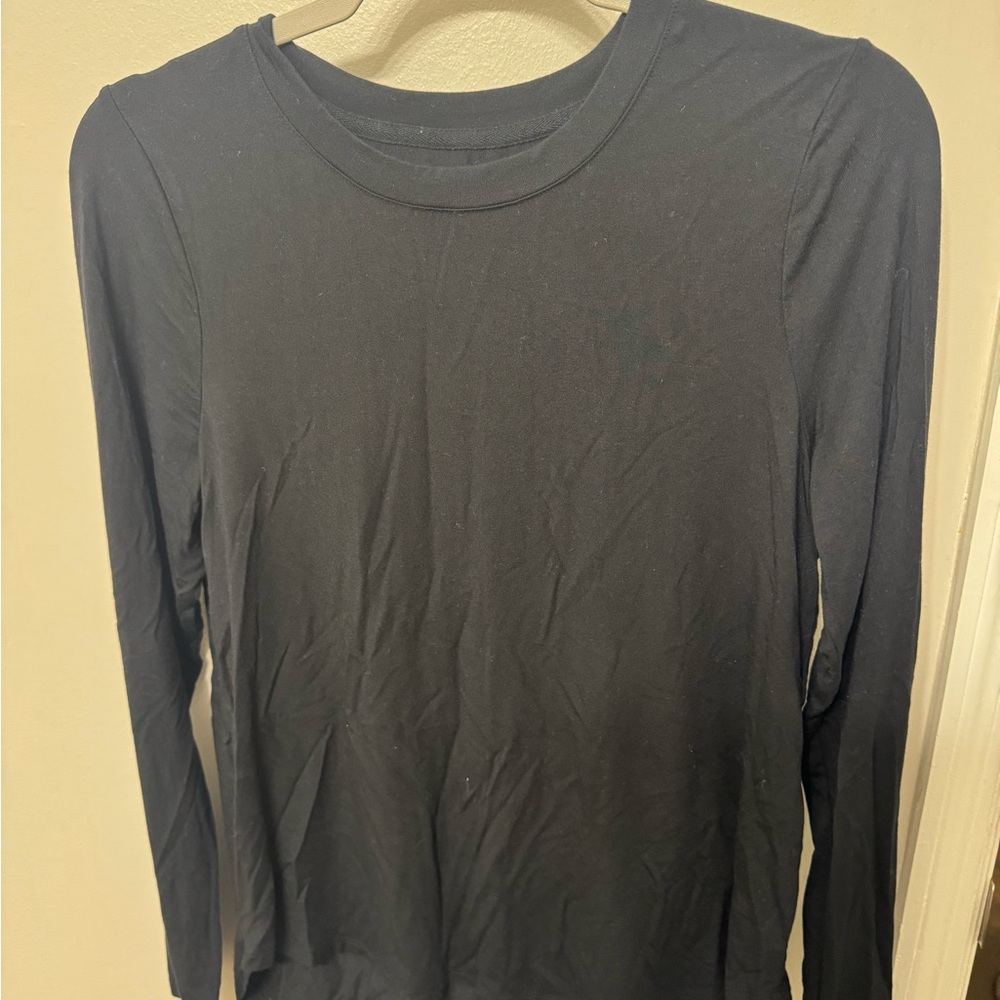 Essential Women's Long Sleeve Crewneck Top - Black